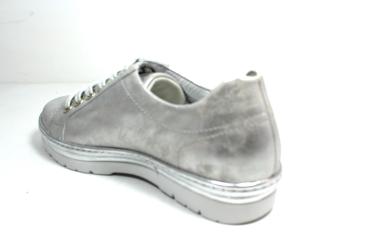 Sneaker in silber Look