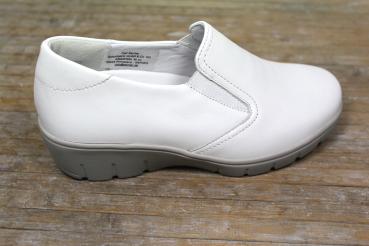 ein weisser Slipper ,der nicht fehlen darf !