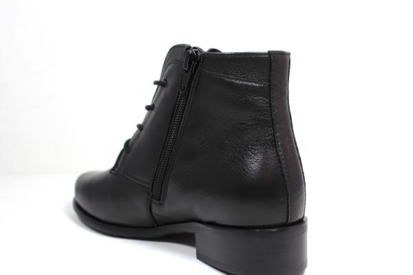 Stiefelette in schwarz von Semler