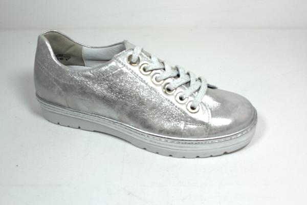 Sneaker in silber Look