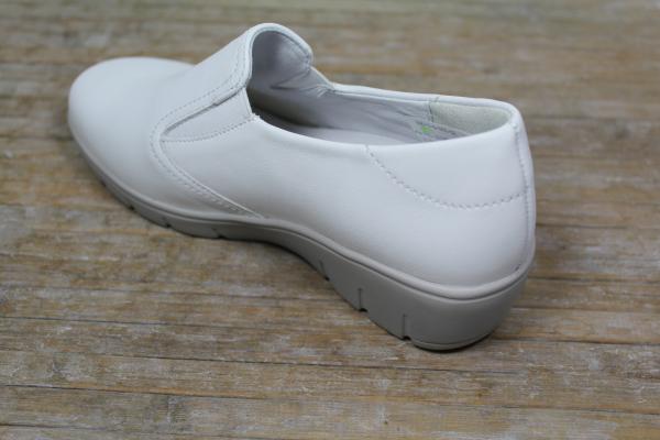 ein weisser Slipper ,der nicht fehlen darf !