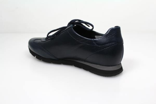 Sneaker in dunkelblau